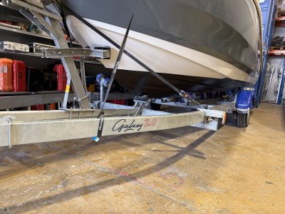 Préparation de deux bateaux neuf pour la mise à l'eau